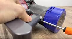 Ako vybrať a vymeniť batériu u tyčového vysávača Dyson V8